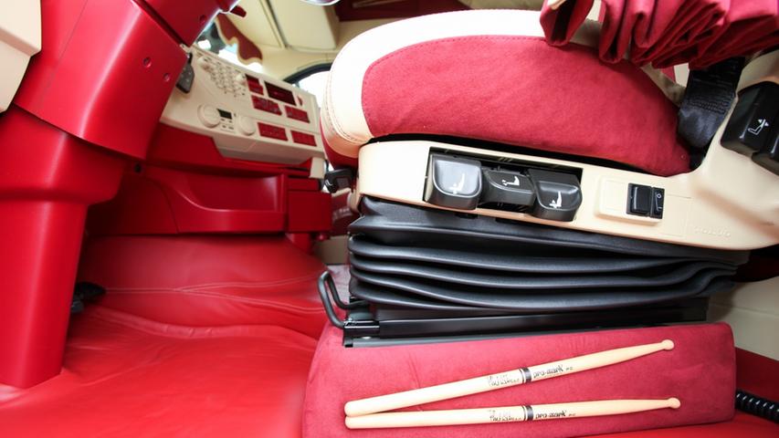 Für das Innere hat sich Ernst Auhuber einige ungewöhnliche Details einfallen lassen, zum Beispiel diese Drum-Sticks neben dem Fahrersitz.