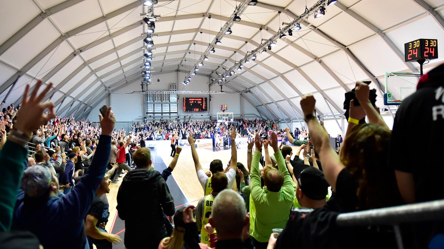 Ob Halle oder Lizenz - die Falcons hängen weiter so richtig in der Luft.