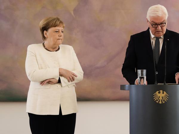 Am Donnerstagmorgen zitterte Merkel fast zwei Minuten lang an der Seite von Bundespräsident Frank-Walter Steinmeier.