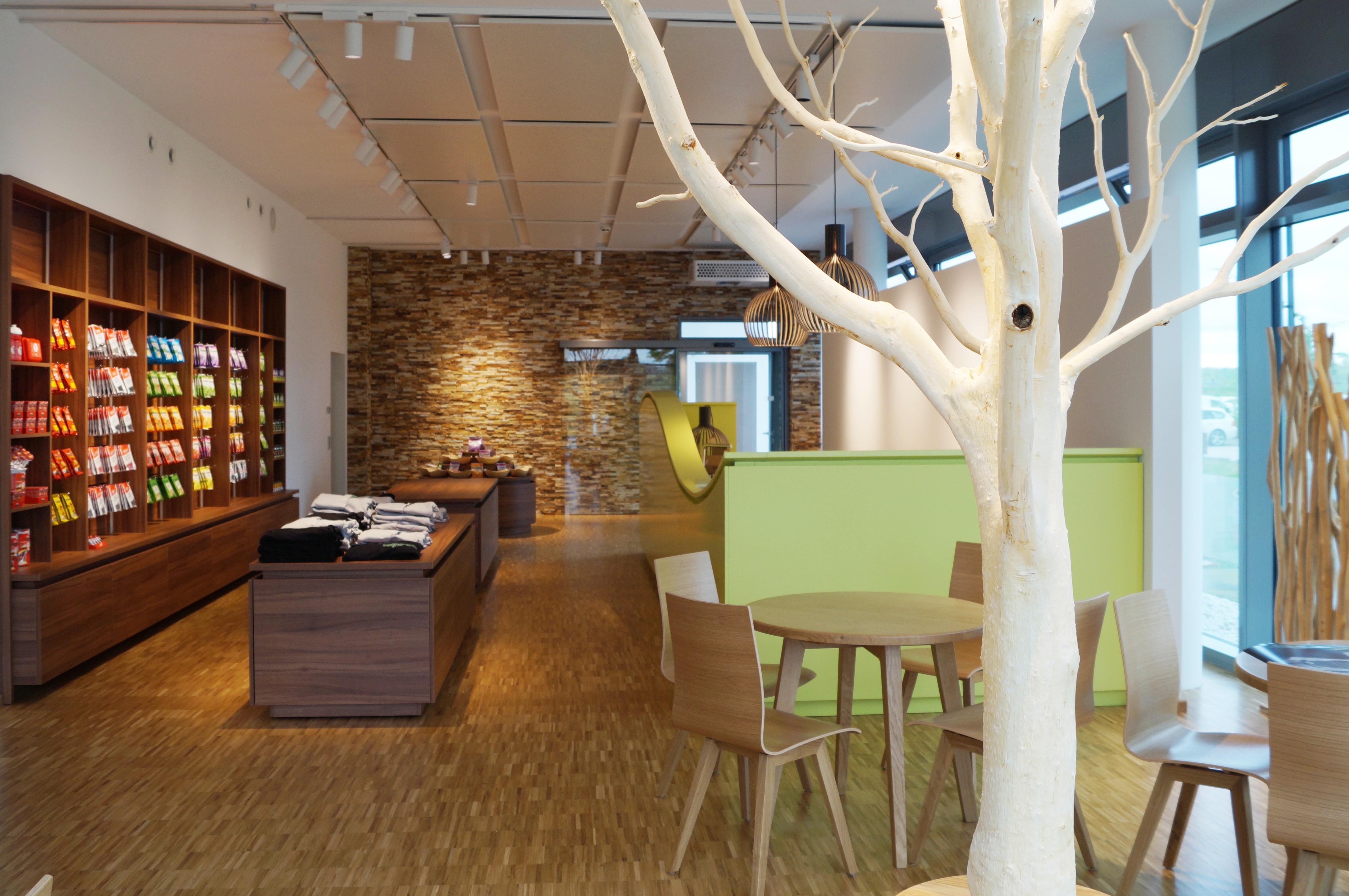 Was gibt es zu kaufen? Von den berühmten Em-eukal Bonbons über die neuen Gummidrops und Gummibärchen bis hin zu Lakritz und einem kleinen Café ist alles geboten. Besucherinnen und Besucher können beim Werksverkauf aber nicht nur die gesamte Vielfalt der Soldan Markenwelt erwerben, sondern auch verschiedenen Spezialitäten aus Franken. Was kann ich sparen? Neben dem Werksverkauf für Em-eukal, Bärengarten, Laetitia, Rheila und Co. bietet die Soldan Erlebniswelt eine Reise durch die Unternehmensgeschichte und regelmäßige Gummibärchen-Gieß-Events an. Adresse: Dr.-Carl-Soldan-Platz 1, 91325 Adelsdorf Öffnungszeiten: Mo-Do: 8-17 Uhr; Fr: 8-16 Uhr