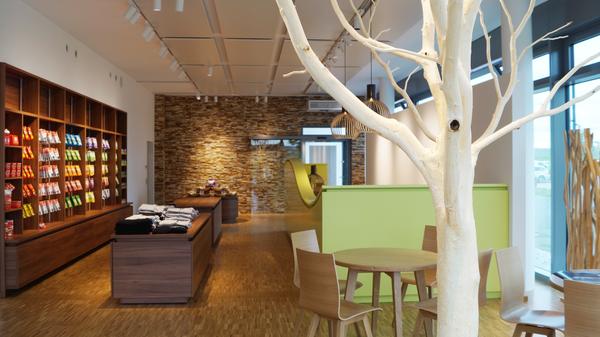 Was gibt es zu kaufen? Von den berühmten Em-eukal Bonbons über die neuen Gummidrops und Gummibärchen bis hin zu Lakritz und einem kleinen Café ist alles geboten. Besucherinnen und Besucher können beim Werksverkauf aber nicht nur die gesamte Vielfalt der Soldan Markenwelt erwerben, sondern auch verschiedenen Spezialitäten aus Franken. Was kann ich sparen? Neben dem Werksverkauf für Em-eukal, Bärengarten, Laetitia, Rheila und Co. bietet die Soldan Erlebniswelt eine Reise durch die Unternehmensgeschichte und regelmäßige Gummibärchen-Gieß-Events an. Adresse: Dr.-Carl-Soldan-Platz 1, 91325 Adelsdorf Öffnungszeiten: Mo-Do: 8-17 Uhr; Fr: 8-16 Uhr