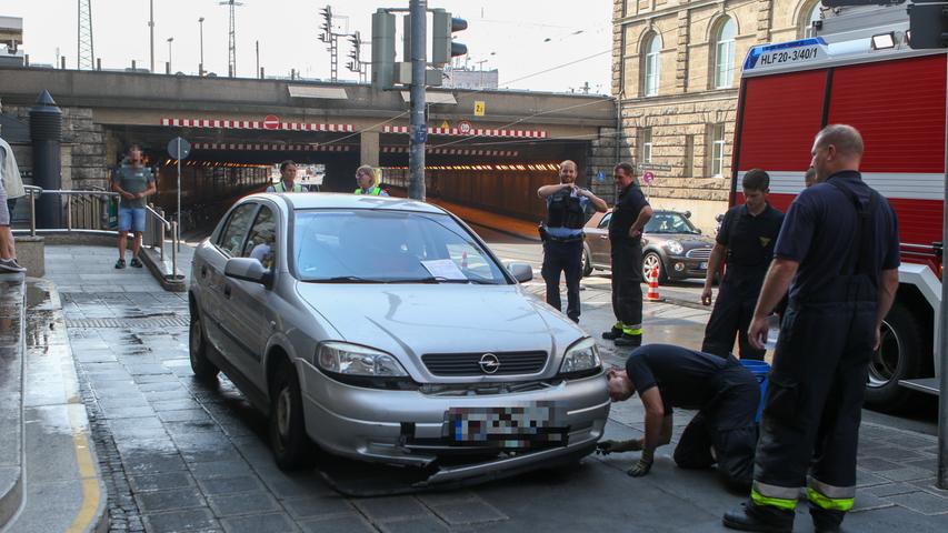Irrfahrt in Nürnberg: Opel kracht gegen Westausgang des Bahnhofs