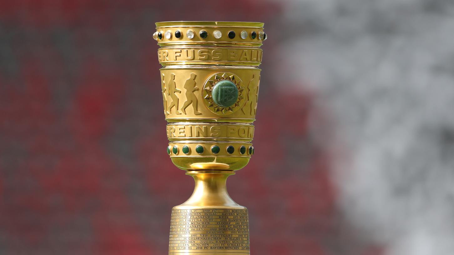 Das Objekt der Begierde: Der DFB-Pokal. Das Objekt der Begierde: Der DFB-Pokal.