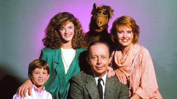 Das Leben der Tanners, bestehend aus Sozialarbeiter Willie (Max Wright), seiner Frau Kate (Anne Schedeen) und ihren beiden Kinder Lynn (Andrea Elson) und Brian (Benji Gregory) wird auf den Kopf gestellt, als das zottelige Alien Gordon Shumway mit seinem Raumschiff in die Garage der Familie kracht. Shumway oder auch ALF (Abkürzung für Außerirdische LebensForm) wird von den Tanners nach kurzem Zögern aufgenommen und vor dem US-Militär versteckt. Das neue Familienmitglied entpuppt sich allerdings schnell als Großmaul und Schlitzohr und bringt die Familie samt Kater Lucky fortan ständig in Schwierigkeiten.