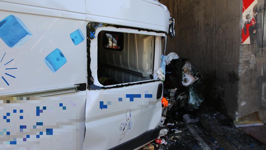 Transporter prallt gegen Wand: Ein Schwerverletzter in der Breslauer Straße