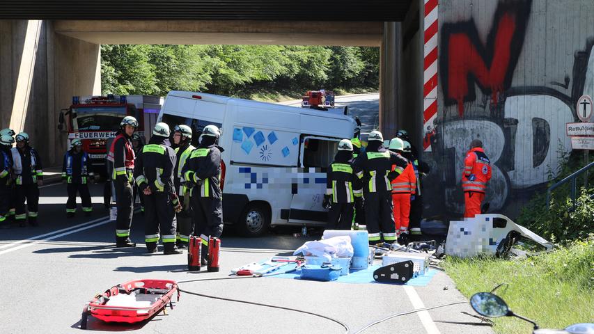 Transporter prallt gegen Wand: Ein Schwerverletzter in der Breslauer Straße