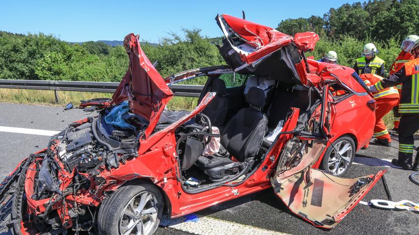 Schwerer Unfall: Opel fährt bei Zapfendorf auf Lkw