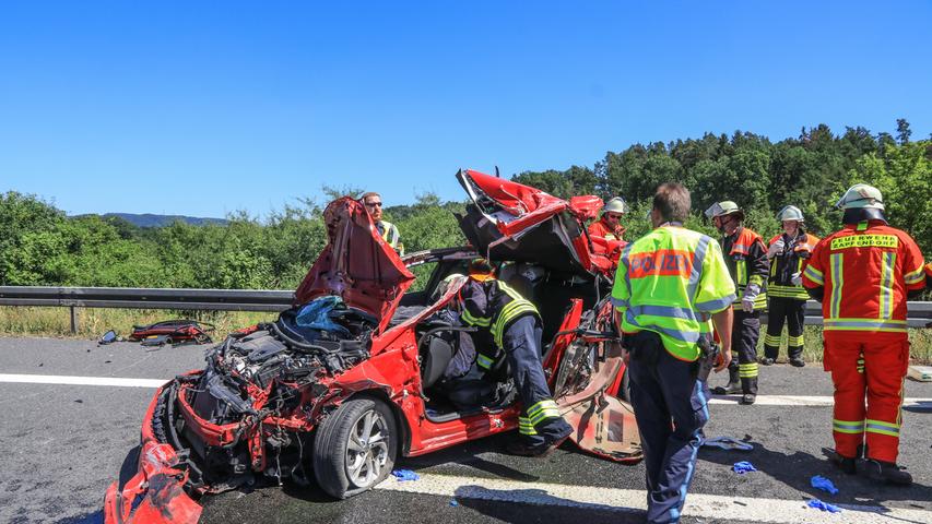 Schwerer Unfall: Opel fährt bei Zapfendorf auf Lkw