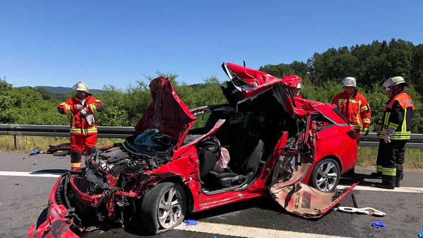 Schwerer Unfall: Opel fährt bei Zapfendorf auf Lkw