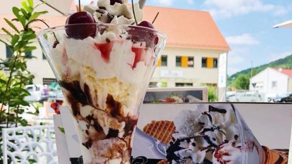 Im Eiscafé Gualano in Igensdorf ist der Kirschbecher mit original fränkischen Kirschen ein echter Renner. Mit 77 Stimmen landet es auf Platz 11 unseres User-Votings.