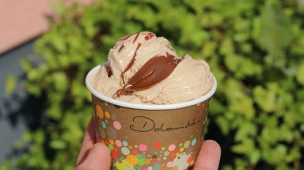 In der Eismanufaktur Dolomiddi in Laufamholz und in Fürth gibt es Nougateis im bunten Becher. Außerdem ist das Erdbeereis mit Biofrüchten bei den Usern sehr beliebt. Mit 460 Stimmen landet sie auf Platz 4 unseres User-Votings.