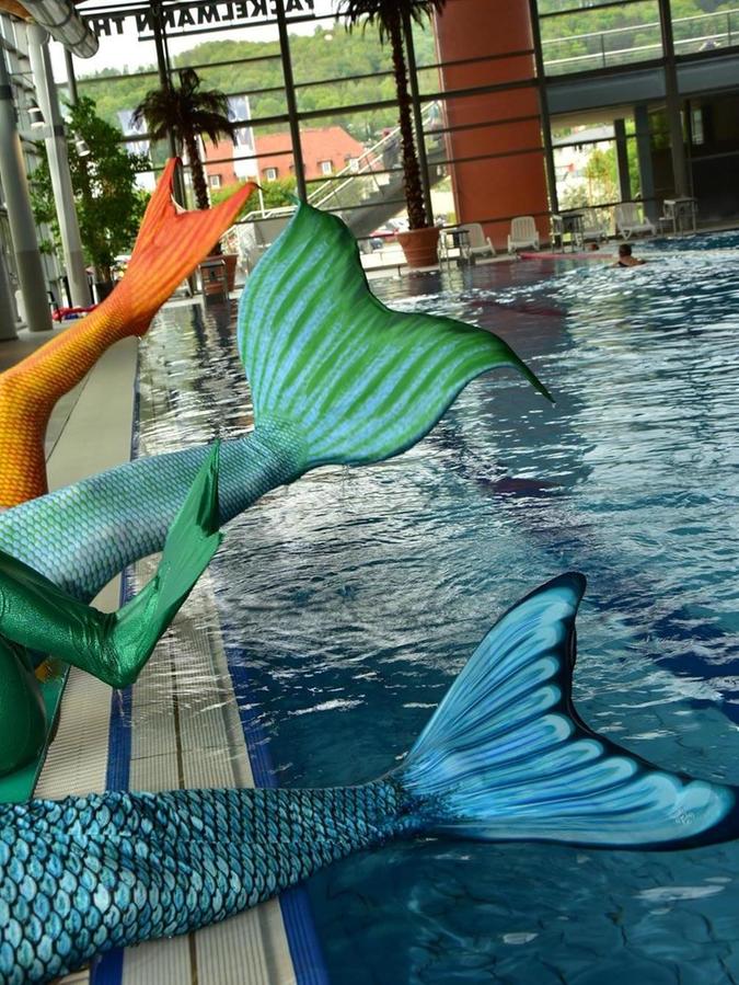Flossen hoch am Beckenrand: Die vier Mädels hatten beim Probelauf viel Spaß. Flossen hoch am Beckenrand: Die vier Mädels hatten beim Probelauf viel Spaß.