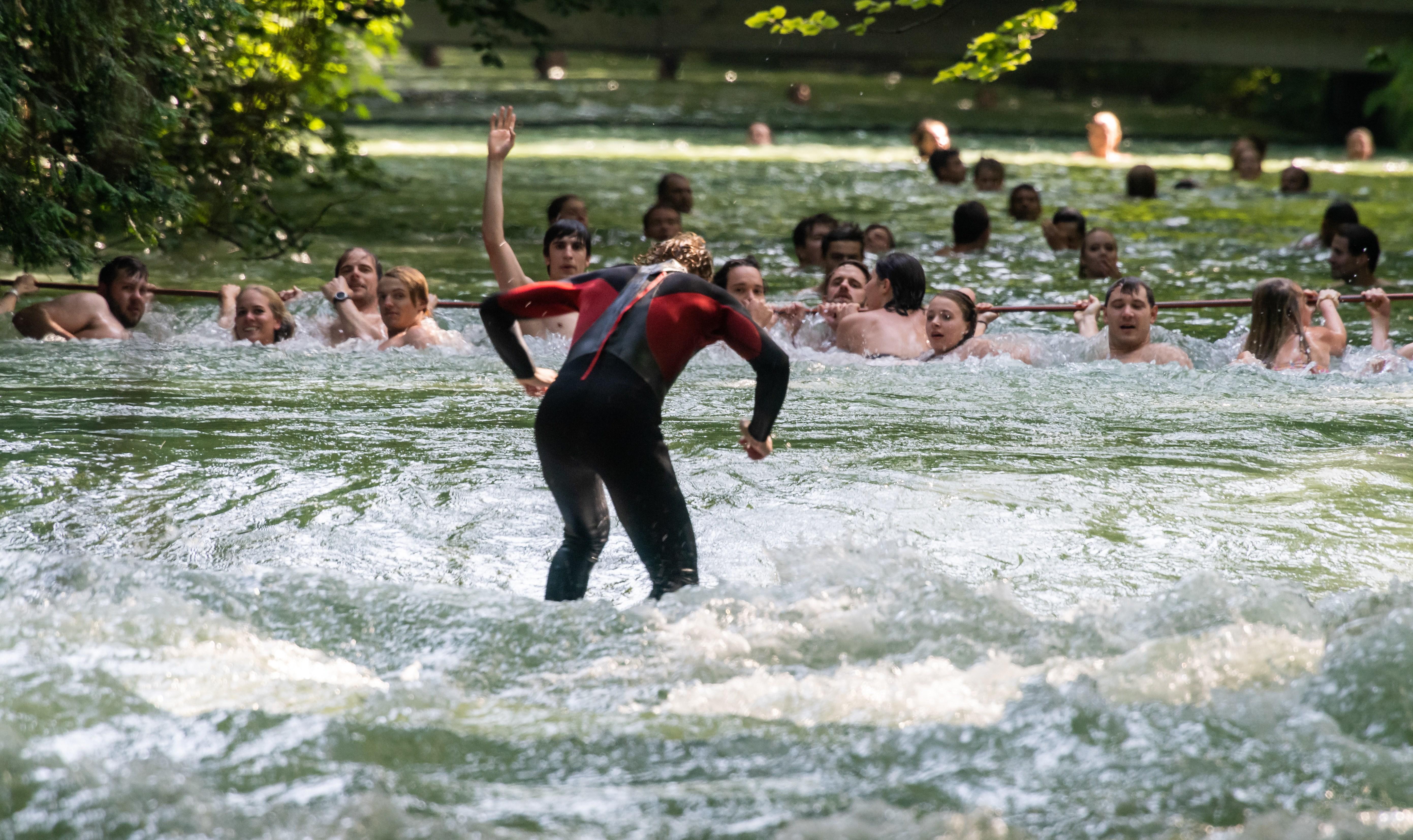 In der bayerischen Landeshauptstadt können Wasserfreunde schon längst wie hier im Englischen Garten einen Hauch von Strand erleben.