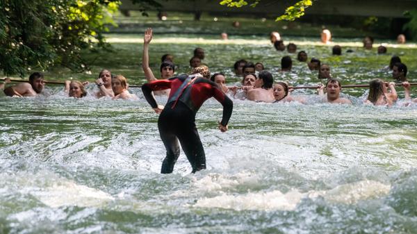 In der bayerischen Landeshauptstadt können Wasserfreunde schon längst wie hier im Englischen Garten einen Hauch von Strand erleben.