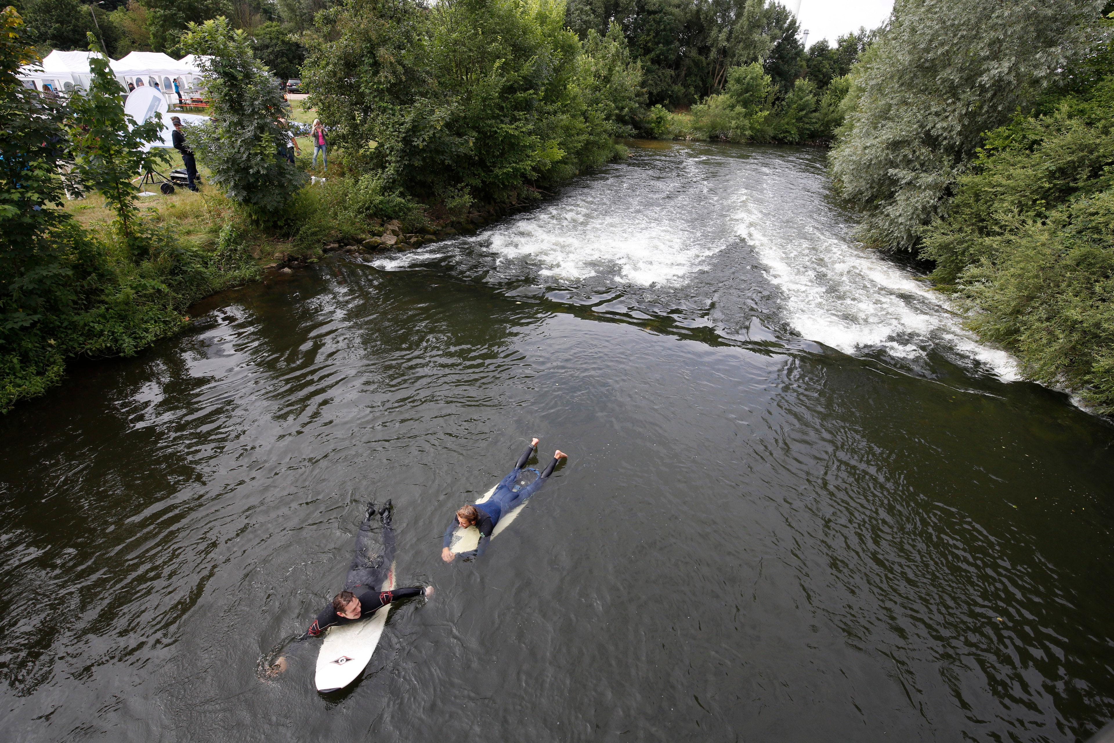 Auch in Nürnberg waren die Menschen schon auf der Suche nach der Welle - an der Pegnitz am Fuchsloch wurden die ersten Übungen absolviert.