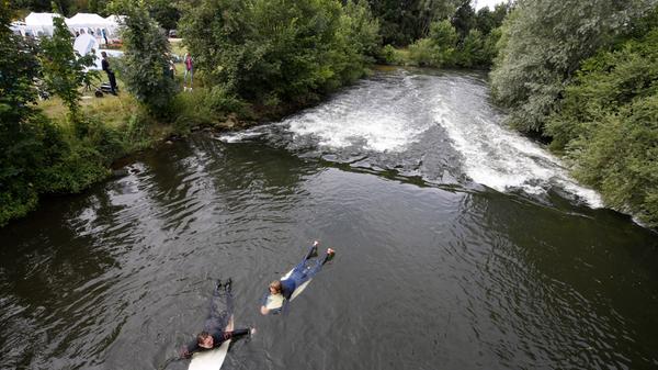 Auch in Nürnberg waren die Menschen schon auf der Suche nach der Welle - an der Pegnitz am Fuchsloch wurden die ersten Übungen absolviert.