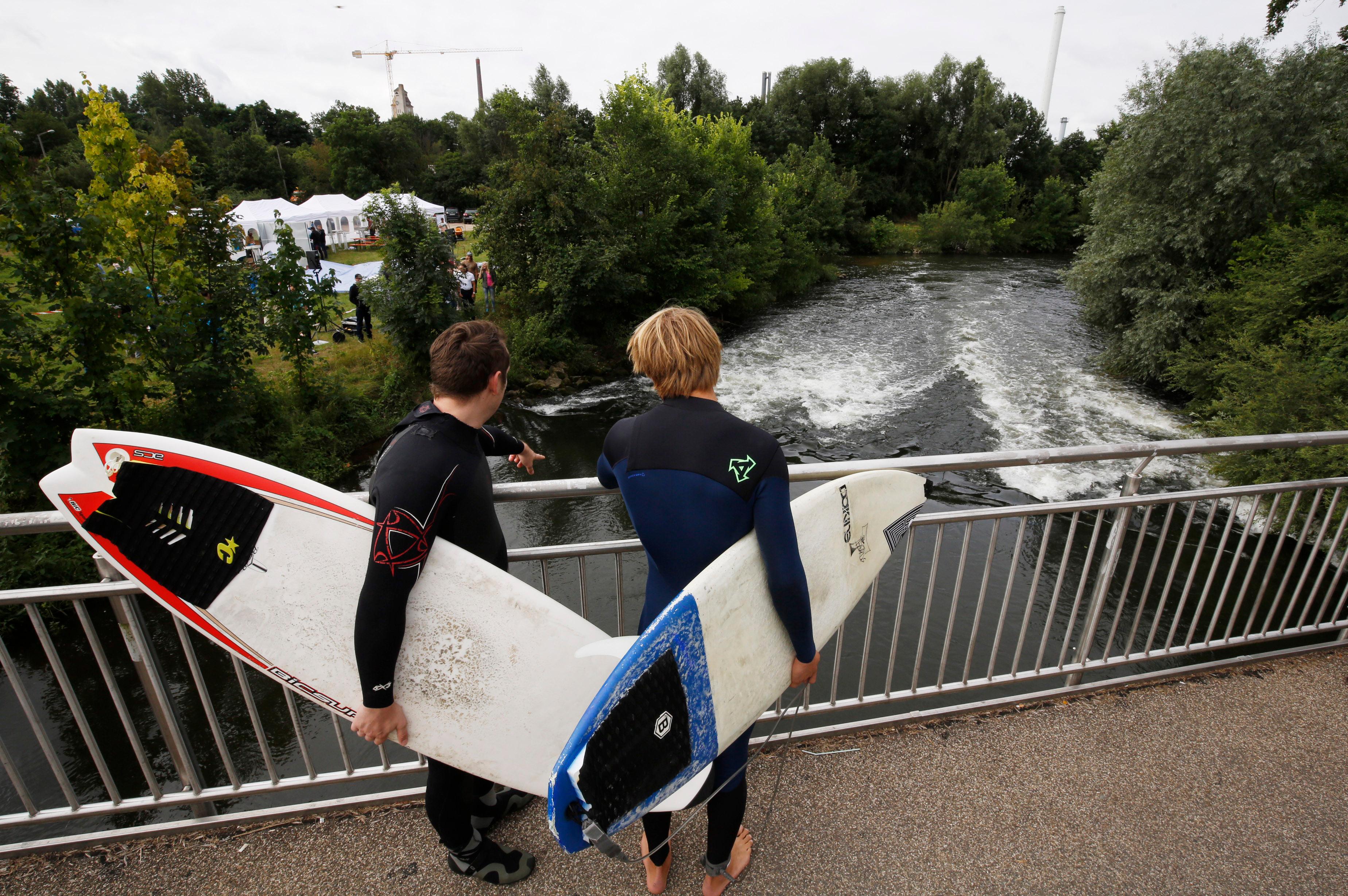 Auch in Nürnberg waren die Menschen schon auf der Suche nach der Welle - an der Pegnitz am Fuchsloch wurden die ersten Übungen absolviert.