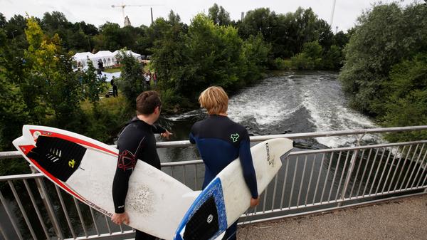 Auch in Nürnberg waren die Menschen schon auf der Suche nach der Welle - an der Pegnitz am Fuchsloch wurden die ersten Übungen absolviert.