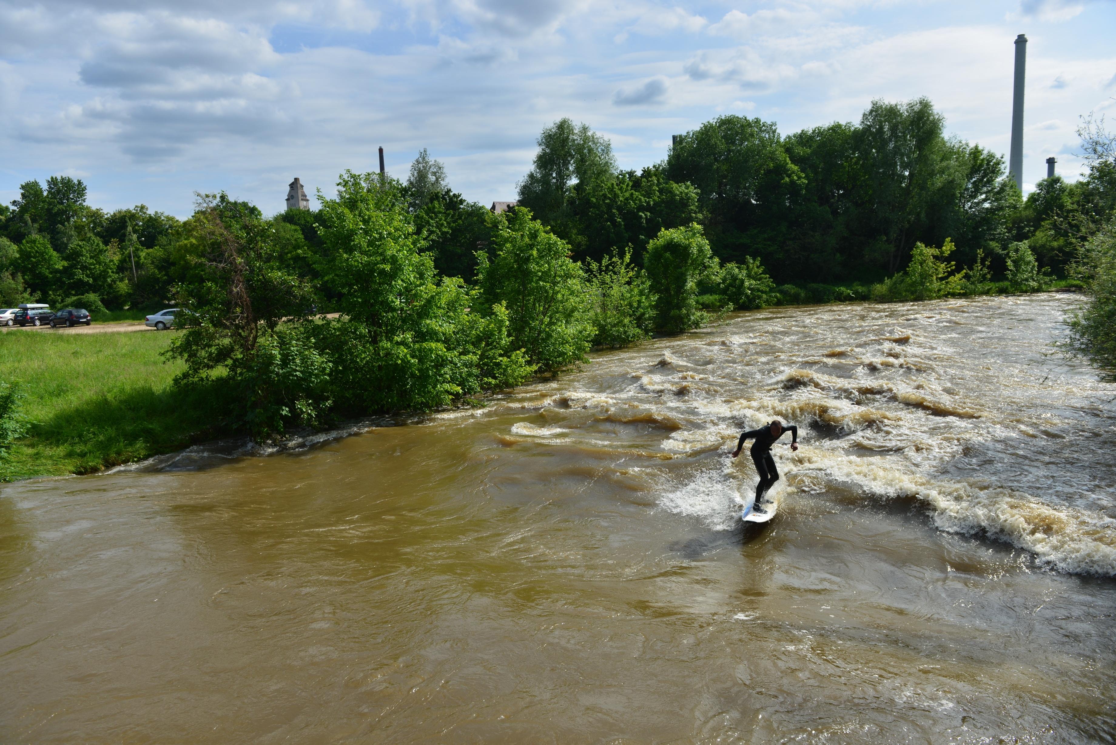 Auch in Nürnberg waren die Menschen schon auf der Suche nach der Welle - an der Pegnitz am Fuchsloch wurden die ersten Übungen absolviert.