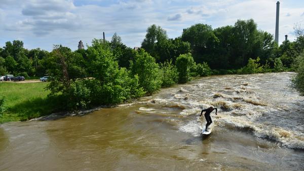 Auch in Nürnberg waren die Menschen schon auf der Suche nach der Welle - an der Pegnitz am Fuchsloch wurden die ersten Übungen absolviert.