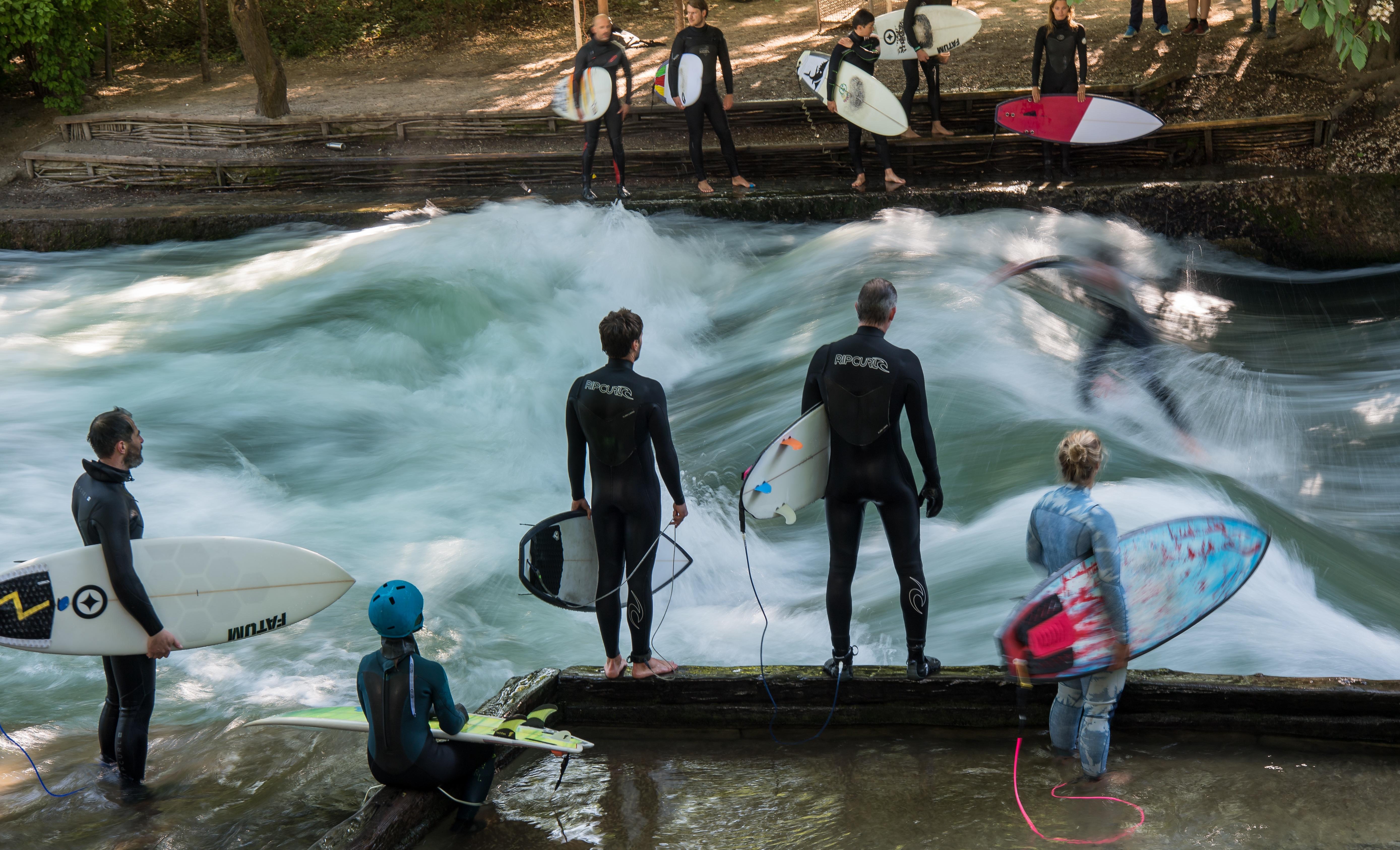 In der bayerischen Landeshauptstadt können Wasserfreunde schon längst wie hier im Englischen Garten einen Hauch von Strand erleben.