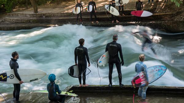 In der bayerischen Landeshauptstadt können Wasserfreunde schon längst wie hier im Englischen Garten einen Hauch von Strand erleben.