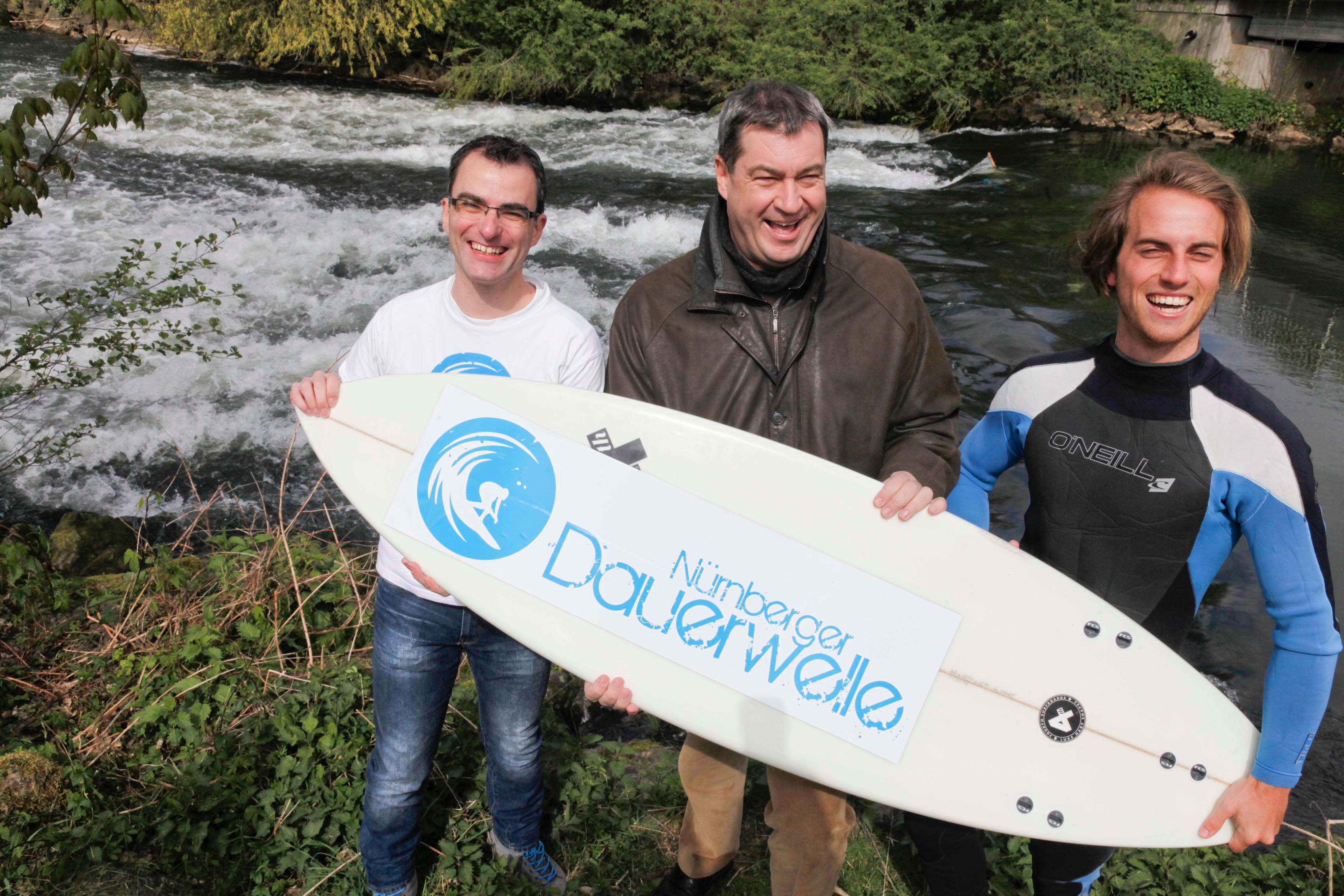 Auch in Nürnberg waren die Menschen schon auf der Suche nach der Welle - an der Pegnitz am Fuchsloch wurden die ersten Übungen absolviert. Ministerpräsident Markus Söder will nun München folgen.