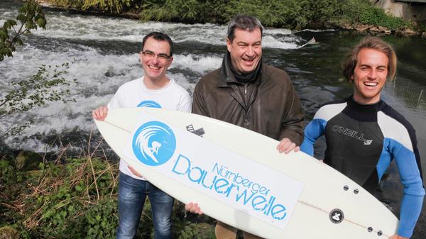 Auch in Nürnberg waren die Menschen schon auf der Suche nach der Welle - an der Pegnitz am Fuchsloch wurden die ersten Übungen absolviert. Ministerpräsident Markus Söder will nun München folgen.