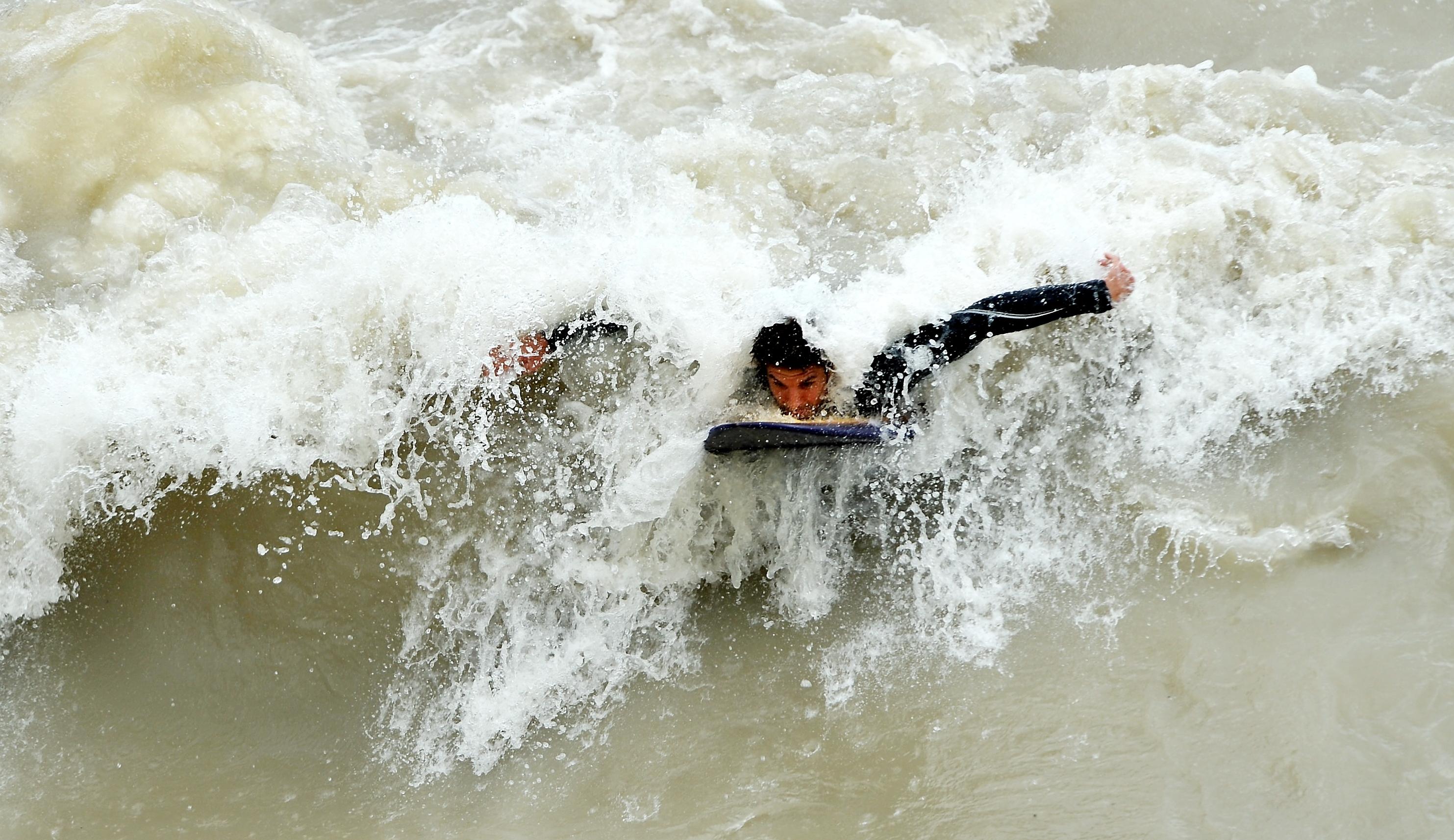 In der bayerischen Landeshauptstadt können Wasserfreunde schon längst wie hier im Englischen Garten einen Hauch von Strand erleben.