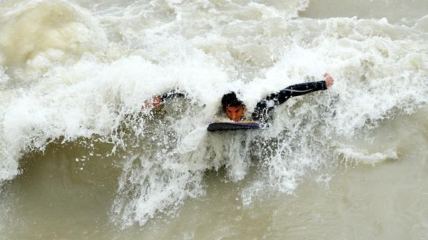 In der bayerischen Landeshauptstadt können Wasserfreunde schon längst wie hier im Englischen Garten einen Hauch von Strand erleben.