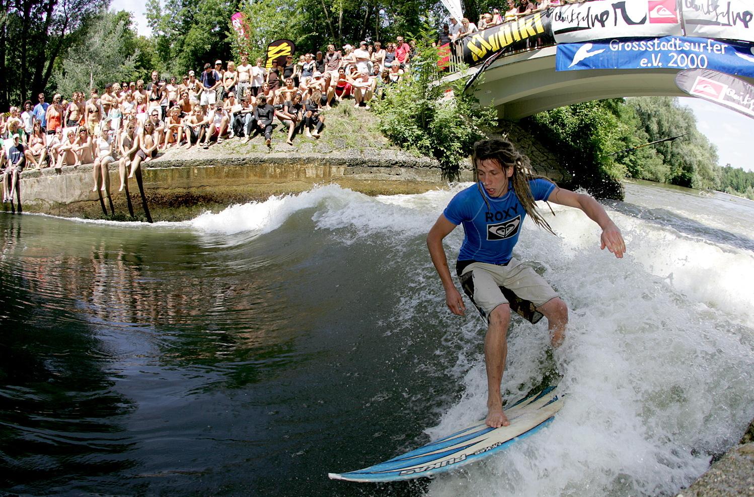 In der bayerischen Landeshauptstadt können Wasserfreunde schon längst wie hier im Englischen Garten einen Hauch von Strand erleben.