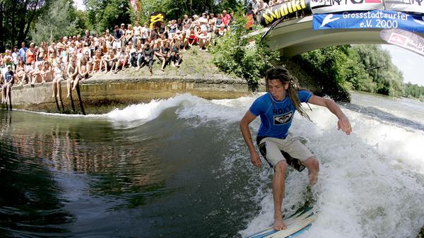In der bayerischen Landeshauptstadt können Wasserfreunde schon längst wie hier im Englischen Garten einen Hauch von Strand erleben.
