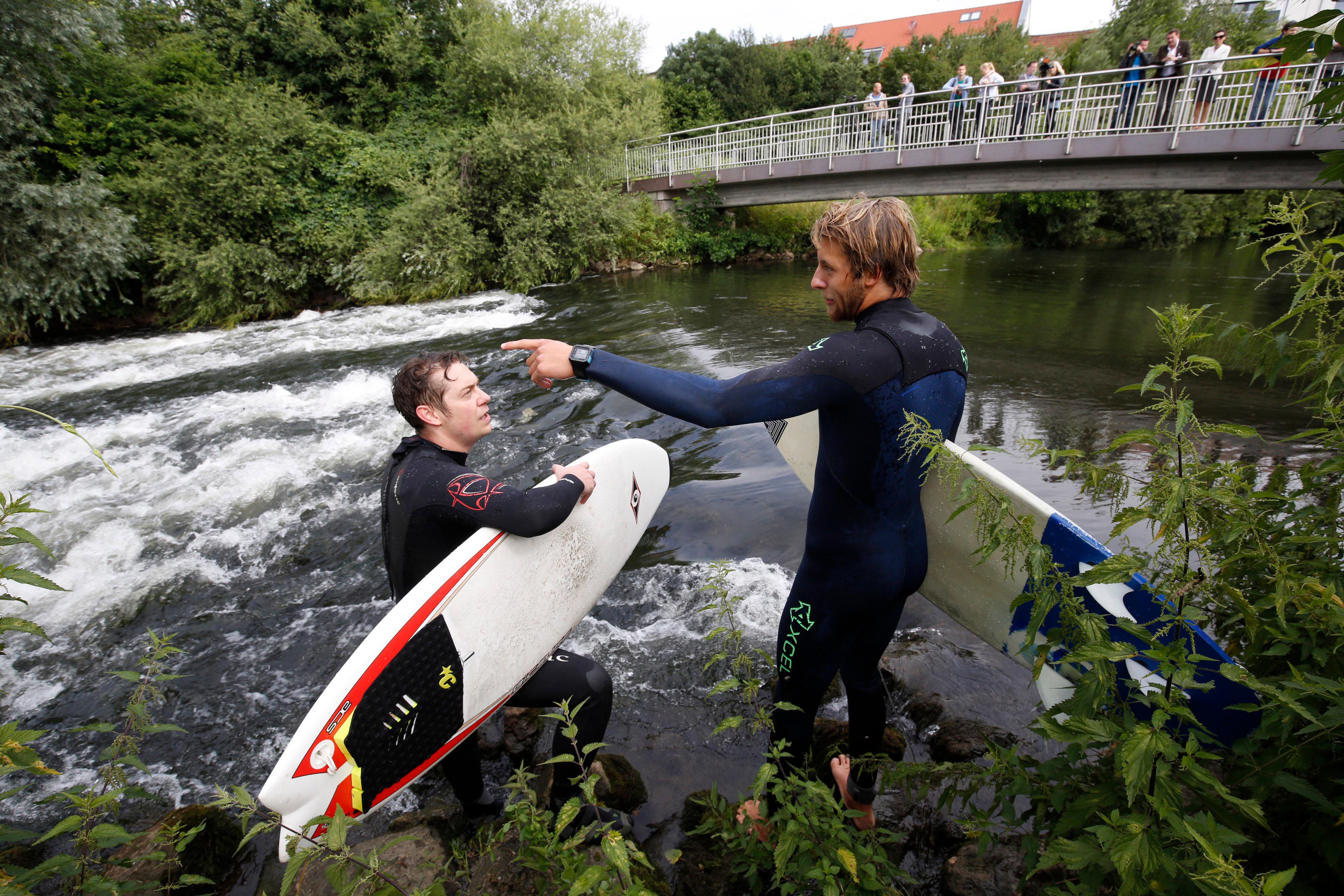 Auch in Nürnberg waren die Menschen schon auf der Suche nach der Welle - an der Pegnitz am Fuchsloch wurden die ersten Übungen absolviert.