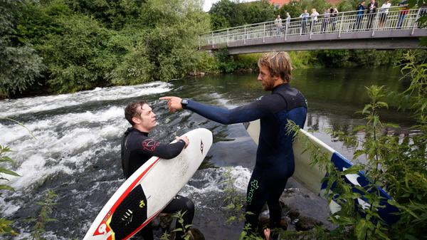 Auch in Nürnberg waren die Menschen schon auf der Suche nach der Welle - an der Pegnitz am Fuchsloch wurden die ersten Übungen absolviert.