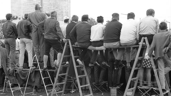 Wenn es voll wird, muss man erfinderisch sein. Hier wird die Leiter zum Sitzplatz. Hier geht es zum Artikel vom 30. Juni 1969: "Das Geschäft gestört".