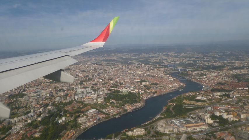 Blick aus dem Flugzeugfenster der Maschine von TAP-Air Portugal auf die Innenstadt von Porto und die Flussbrücken über den Douro.