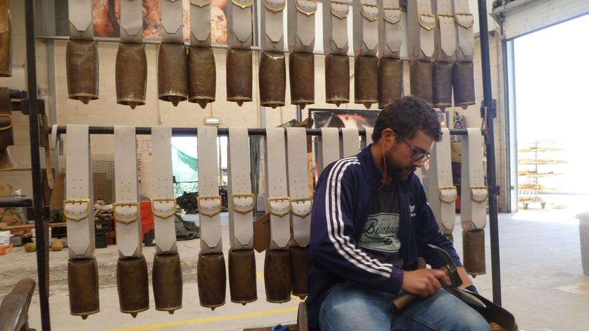 In der Kuhglockenmanufaktor in Alcacovas werden Klangschalen nach alter Machart aus Kuhdung und Messing hergestellt.