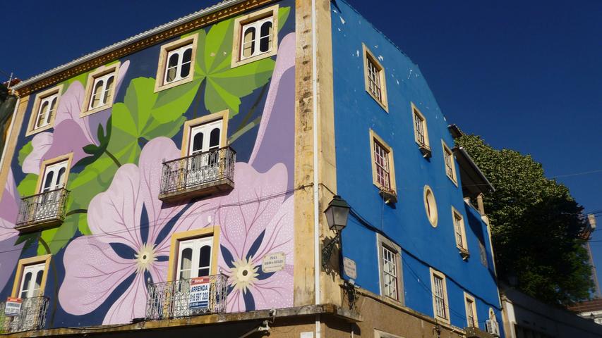 Farbenfroh bemaltes Haus in Abrantes nahe dem Fluss Tejo im Landesinneren.