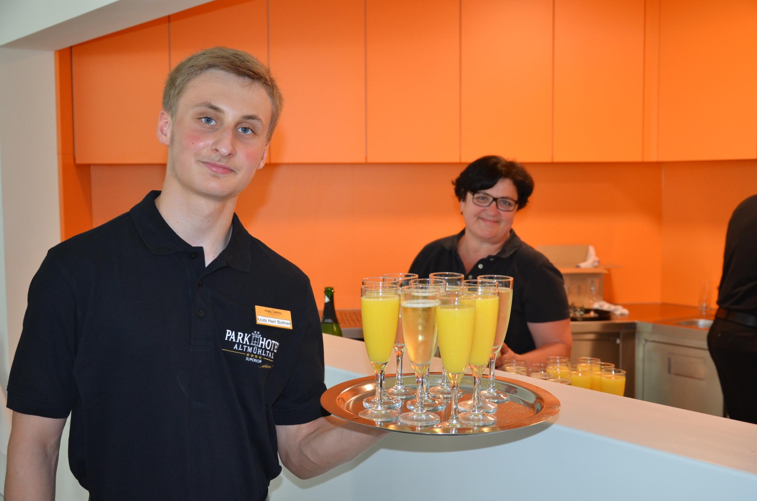 Das Team des Parkhotels servierte den Gästen der feierlichen Eröffnung Sekt und Orangensaft. Eine schöner Farbtupfer im weißen und sehr hellen Foyer ist die neue Bar.