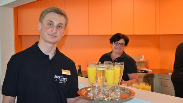 Das Team des Parkhotels servierte den Gästen der feierlichen Eröffnung Sekt und Orangensaft. Eine schöner Farbtupfer im weißen und sehr hellen Foyer ist die neue Bar.