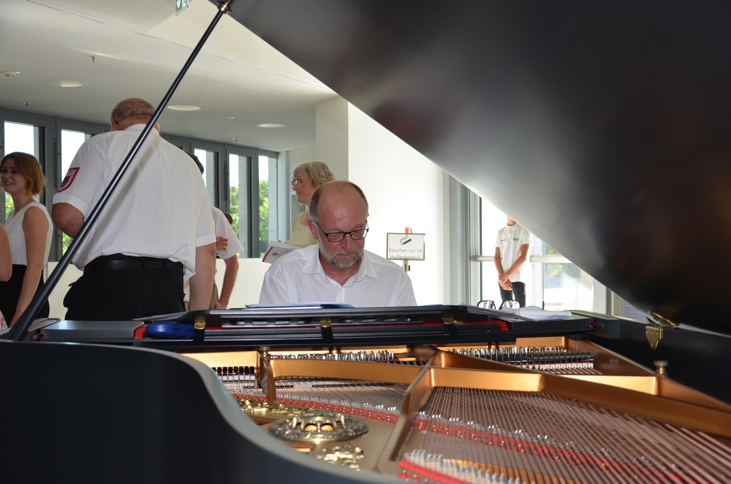 Jörg Puschban am Flügel musizierte zu Beginn der Veranstaltung.