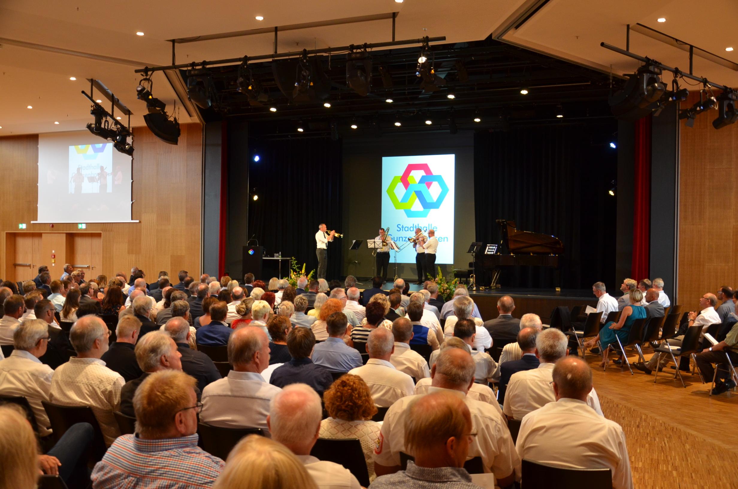 Rund 350 geladene Gäste konnten sich von der gelungenen Sanierung der Stadthalle überzeugen. Das Geschehen auf der Bühne wurde auf zwei Videoleinwänden wiedergeben.