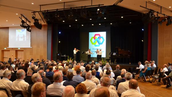 Rund 350 geladene Gäste konnten sich von der gelungenen Sanierung der Stadthalle überzeugen. Das Geschehen auf der Bühne wurde auf zwei Videoleinwänden wiedergeben.