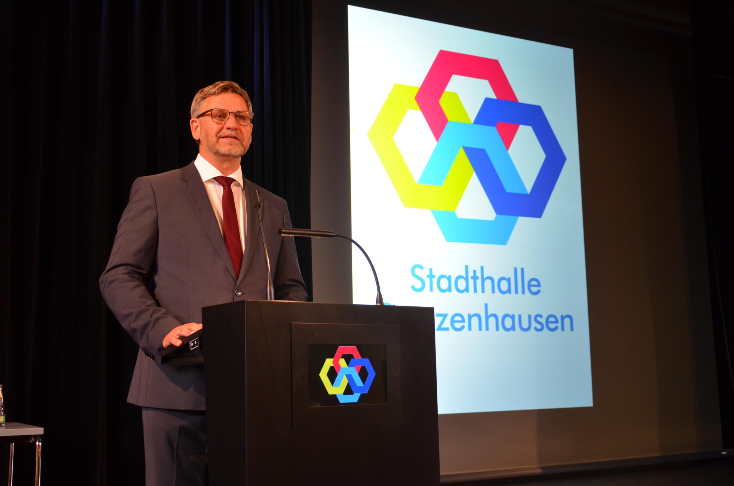 Bürgermeister Karl-Heinz Fitz freute sich sichtlich, endlich wieder Gäste in der Stadthalle begrüßen zu können und hielt nicht damit hinterm Berg, wie stolz er auf das Werk ist.