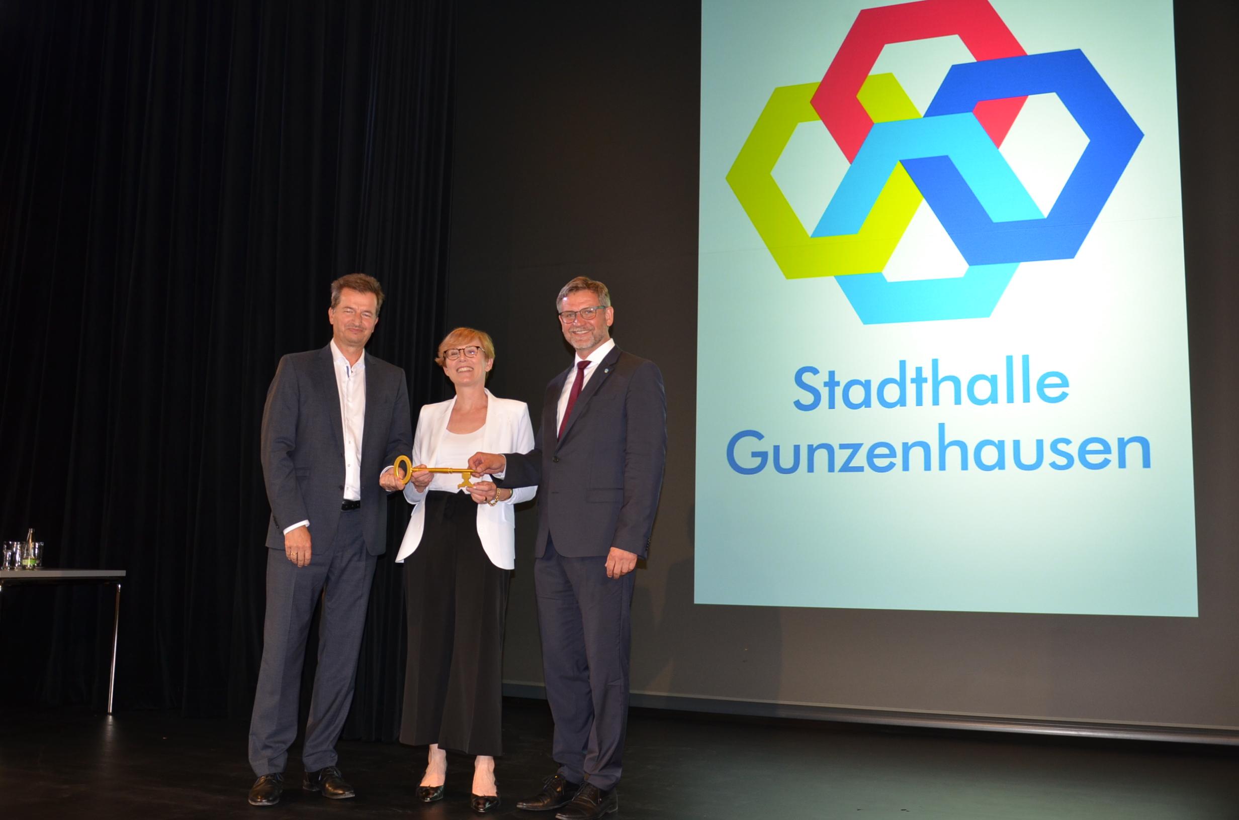 Architekt Michael Weinbrenner (links) übergab symbolisch den Hallenschlüssel an Bürgermeister Karl-Heinz Fitz und Stadtbaumeisterin Simone Teufel.