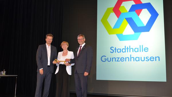 Architekt Michael Weinbrenner (links) übergab symbolisch den Hallenschlüssel an Bürgermeister Karl-Heinz Fitz und Stadtbaumeisterin Simone Teufel.