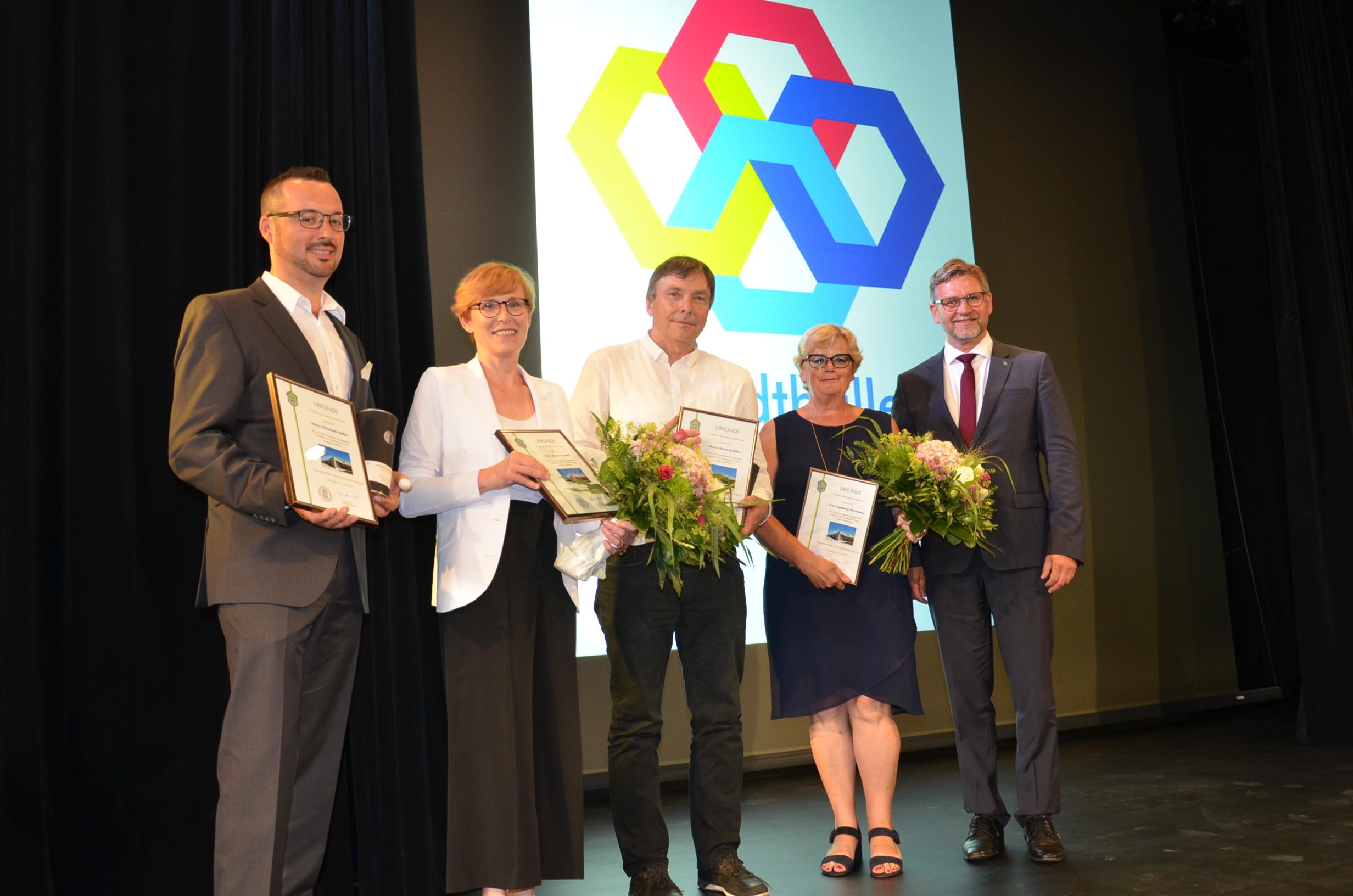 Bürgermeister Karl-Heinz Fitz (rechts) bedankte sich bei seinen Mitarbeitern: von links Christoph Heller (Bauamt), Stadtbaumeisterin Simone Teufel, IT-Experte Horst Schäfer und Pressesprecherin Ingeborg Herrmann (von links).