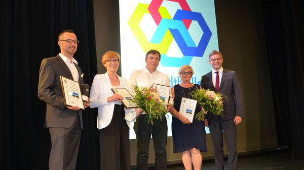 Bürgermeister Karl-Heinz Fitz (rechts) bedankte sich bei seinen Mitarbeitern: von links Christoph Heller (Bauamt), Stadtbaumeisterin Simone Teufel, IT-Experte Horst Schäfer und Pressesprecherin Ingeborg Herrmann (von links).