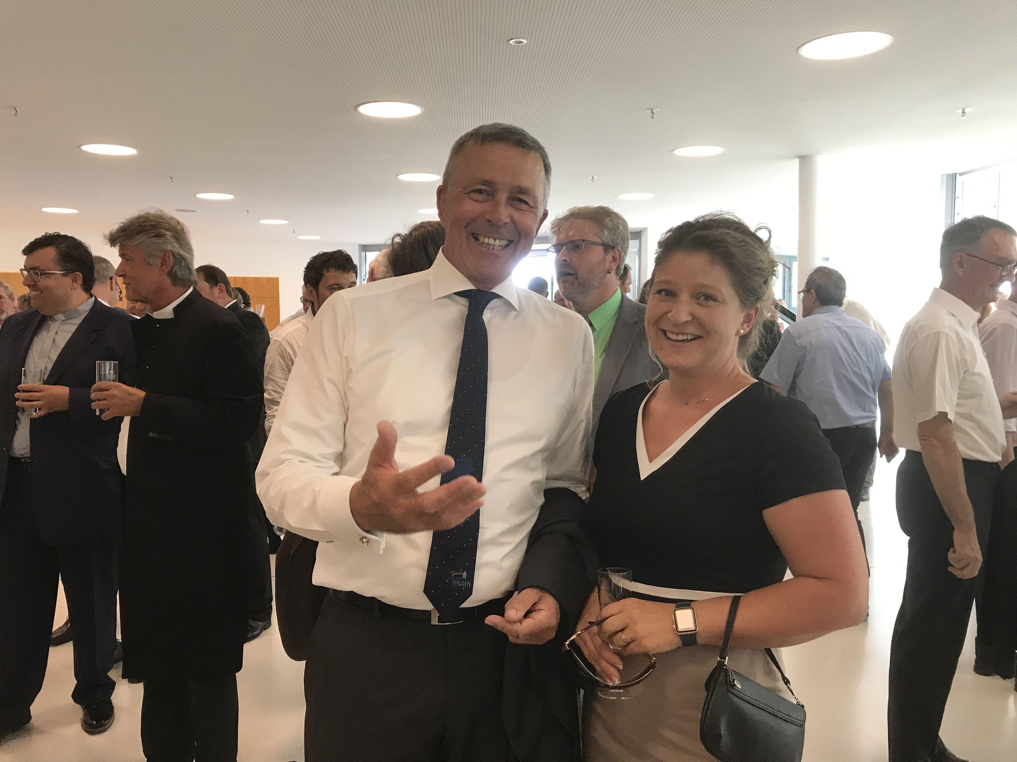 Politisch nicht immer einer Meinung, von der neuen Stadthalle aber gleichermaßen begeistert: Der Vorsitzende der CSU-Stadtratsfraktion Manfred Pappler und die SPD-Ortsvorsitzende und Stadträtin Bianca Bauer.