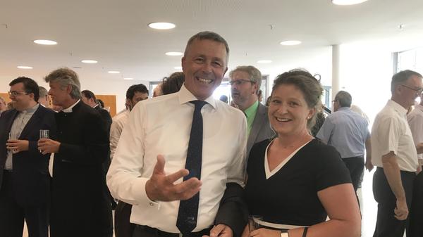 Politisch nicht immer einer Meinung, von der neuen Stadthalle aber gleichermaßen begeistert: Der Vorsitzende der CSU-Stadtratsfraktion Manfred Pappler und die SPD-Ortsvorsitzende und Stadträtin Bianca Bauer.